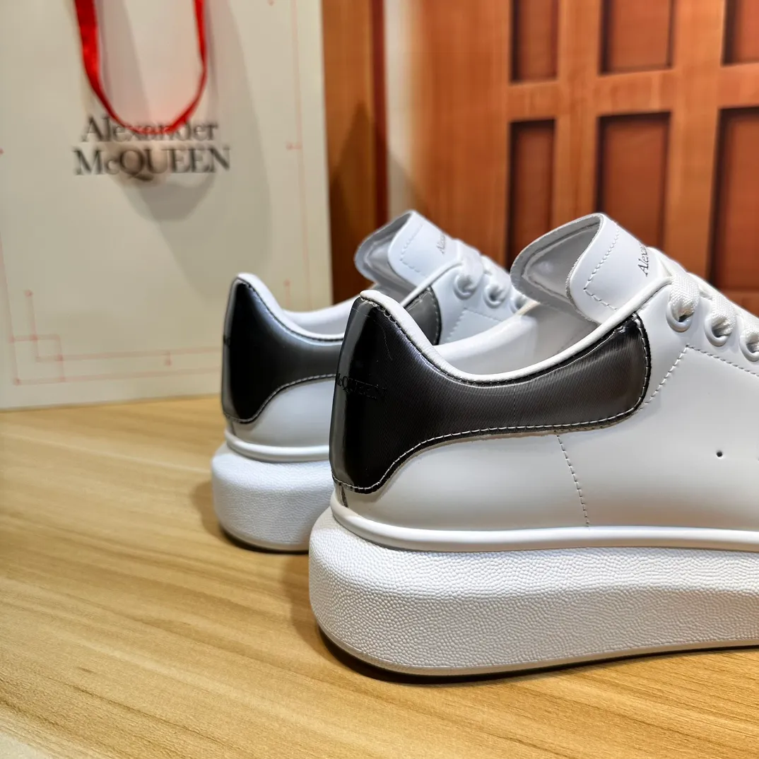 👟👟Ex-factory price 540👟👟 Professional McQueen factory. Top version. Couple style👫 Alexander McQUEEN high version has been upgraded to the highest quality again✅ 💪McQueen Spring, Summer, Autumn and Winter Top version Purchasing level✅ Recruiting national online and offline agents to join🤝 🏆Fabric: Top-grade silk leather imported from Italy, high texture, water-resistant and non-discoloring 🏆Inner: ️Grade A water-dyed sheepskin imported from Italy is dirt-resistant, sweat-absorbent, breathable and comfortable... The heel is embossed with high temperature convex and concave. 🏆 Foot pads: top-grade Italian super-soft cowhide leather 🏆 Outsole: PU original green transparent counter 1:1 🏆 Shoe box: original beige box. Plus white flip cover and double layer protection. Cloth bag, handbag. Certificate of 1:1 mold opening 4-piece set. Delivered with a pair of shoelaces. 🖕🏿🖕🏿🖕🏿You can choose any pair of shoelaces in any color of our factory. 🏆Code number: female 34-41. male 38-46. 🏆Special remarks (female size 34.40.41, male size 38.45.46 are customized and cannot be returned or exchanged) Please note when placing an order in Niuli! Win-win cooperation🤝